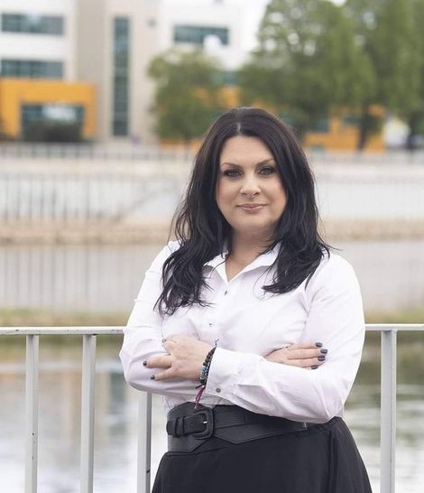 Qiz birinchi marta porno filmda sikni kordi.