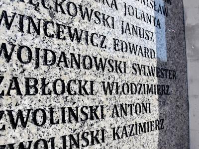 Fragment tablicy pamiątkowej przy ul. ks. Sajny 4