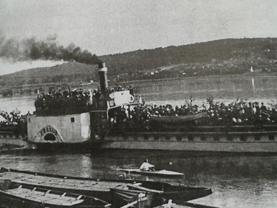 Sobieski jeszcze jako „Krakus” podczas rejsu wycieczkowego po Wiśle, zdjęcie sprzed 1915 r. (fot. „Polska Marynarka Wojenna II Rzeczypospolitej”, tom 1)