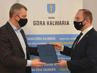 Burmistrz wręcza nominację nowemu sekretarza 