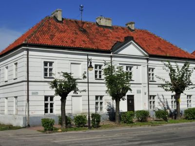 Budynek Sądu Pokoju Powiatu Czerskiego w Górze Kalwarii - widok obecny, fot. Wikimedia