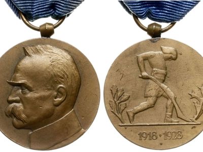 Medal Dziesięciolecia Odzyskanej Niepodległości – awers i rewers, fot. Wikimedia