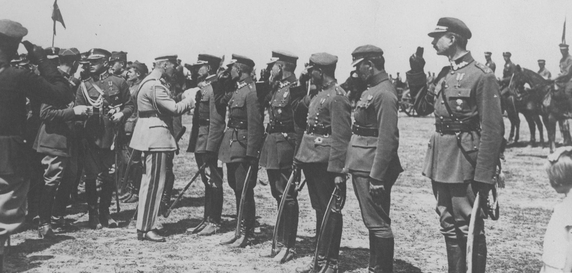 Józef Piłsudski dekoruje kawalerzystów na błoniach. Zdjęcie pochodzi z „Kuriera Warszawskiego”