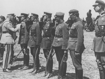 Józef Piłsudski dekoruje kawalerzystów na błoniach. Zdjęcie pochodzi z „Kuriera Warszawskiego”