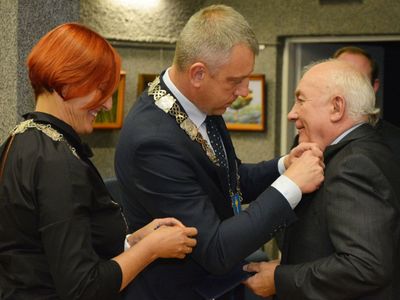 Nadzwyczajna sesja rady miejskiej. Nadanie tytułu Zasłużony dla Gminy Góra Kalwaria Januszowi Utracie i Zbigniewowi Fudalskiemu 