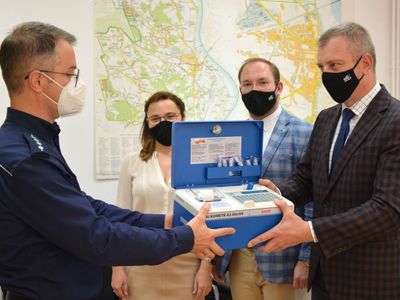 Władze gminy przekazały policjantom z komisariatu w Górze Kalwarii profesjonalny alkometr