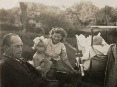 Władysław i Henryka z córkami, Zosią (w wózku) i Hanią, 15 maja 1943 r.