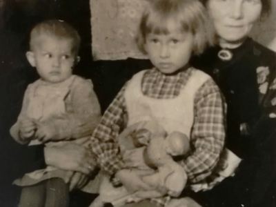 Córki państwa Karniewskich z babcią (mamą Władysława). Fotografia wykonana 23 kwietnia 1944 r., prawie trzy miesiące po aresztowaniu podporucznika