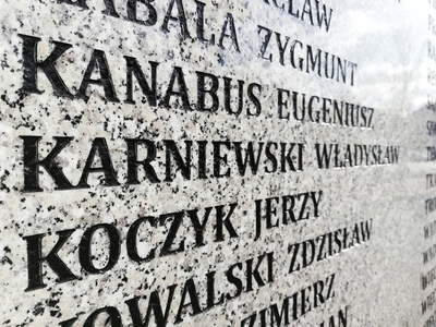 Fragment tablicy na dawnej siedzibie niemieckiej żandarmerii i gestapo