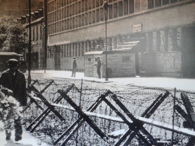Budynek sądu, widok od ul. Ogrodowej w lipcu 1944 r., fot. fotopolska.eu