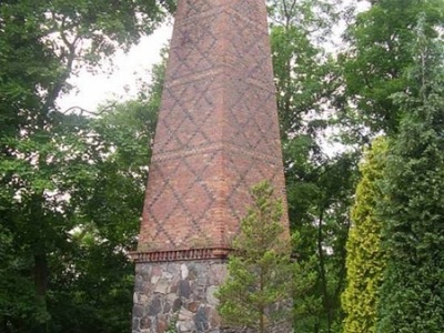 Bąblin, obelisk ku pamięci Mikołaja Dobrzyckiego, fot. Napoleon.org
