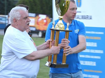 Puchar dla zwycięzcy niosą Dariusz Górski i burmistrz Arkadiusz Strzyżewski