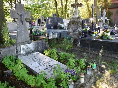 Symboliczny grób Edwarda Sitka seniora w Górze Kalwarii. W tym miejscu spoczywają jego rodzice i siostra