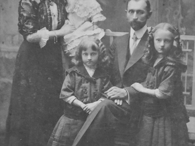 Rodzice Edwarda Sitka seniora, Marianna i Stanisław, wraz z córkami