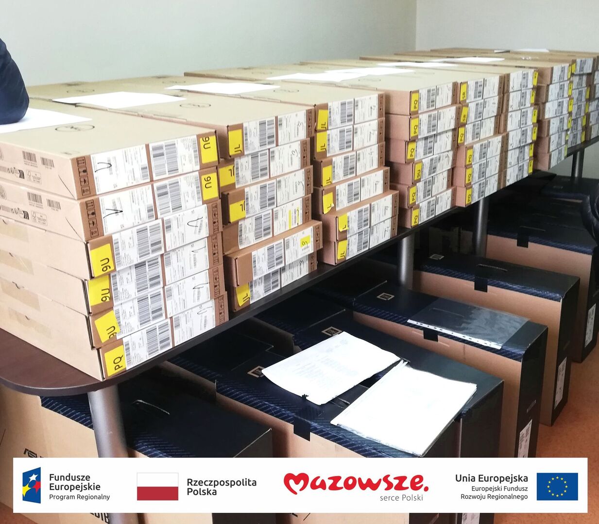 168 komputerów i 24 monitory interaktywne trafiły do gminnych szkół