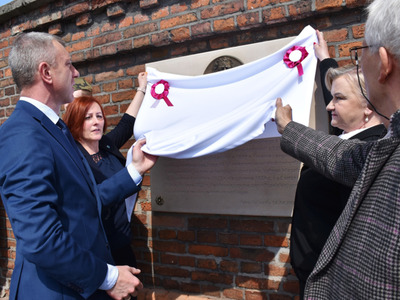 Odsłonięcie tablicy poświęconej mjr. Walerianowi Łukasińskiemu