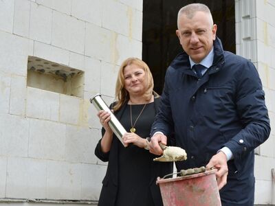 Wmurowanie kapsuły czasu w mury szkoły w Kątach