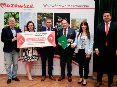 Podpisanie umowy na remont elewacji remizy
