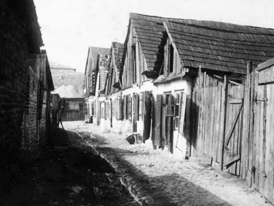 Ul. Kozia w Górze Kalwarii, która przetrwała pożar (zdjęcie z książki Piotra Rytki „Dzieje Góry Kalwarii. 350 lat miasta")