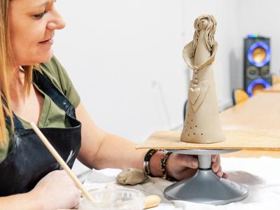 Pracownia Ceramiczna „Ważka” – twórcze początki i świąteczne plany