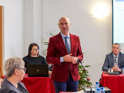 Budżet uchwalony jednogłośnie. Ponad 23 mln zł na inwestycje. Gmina Darłowo stawia na rozwój w 2026 roku