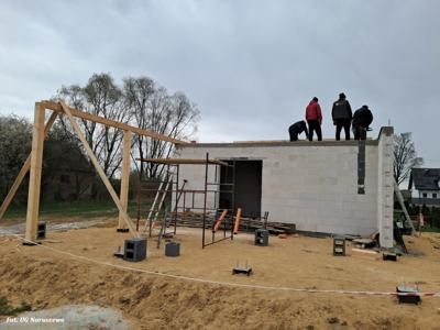 Budowa świetlicy o konstrukcji drewniano-murowanej w Wichorowie (09.04.2025r.)