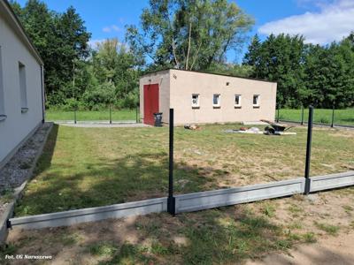 Budowa ogrodzenia przy świetlicy wiejskiej w Postróżu (30.06.2025r.)