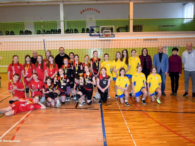 Międzyszkolny Turniej Piłki Siatkowej_wspólne zdjęcie drużyn