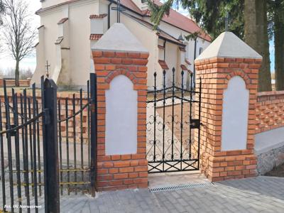 Renowacja ogrodzenia przy kościele św. Apostołów Piotra i Pawła w Radzyminie