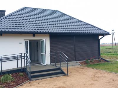 Dostawa i montaż rolet aluminiowych w świetlicy wiejskiej w Wichorowie