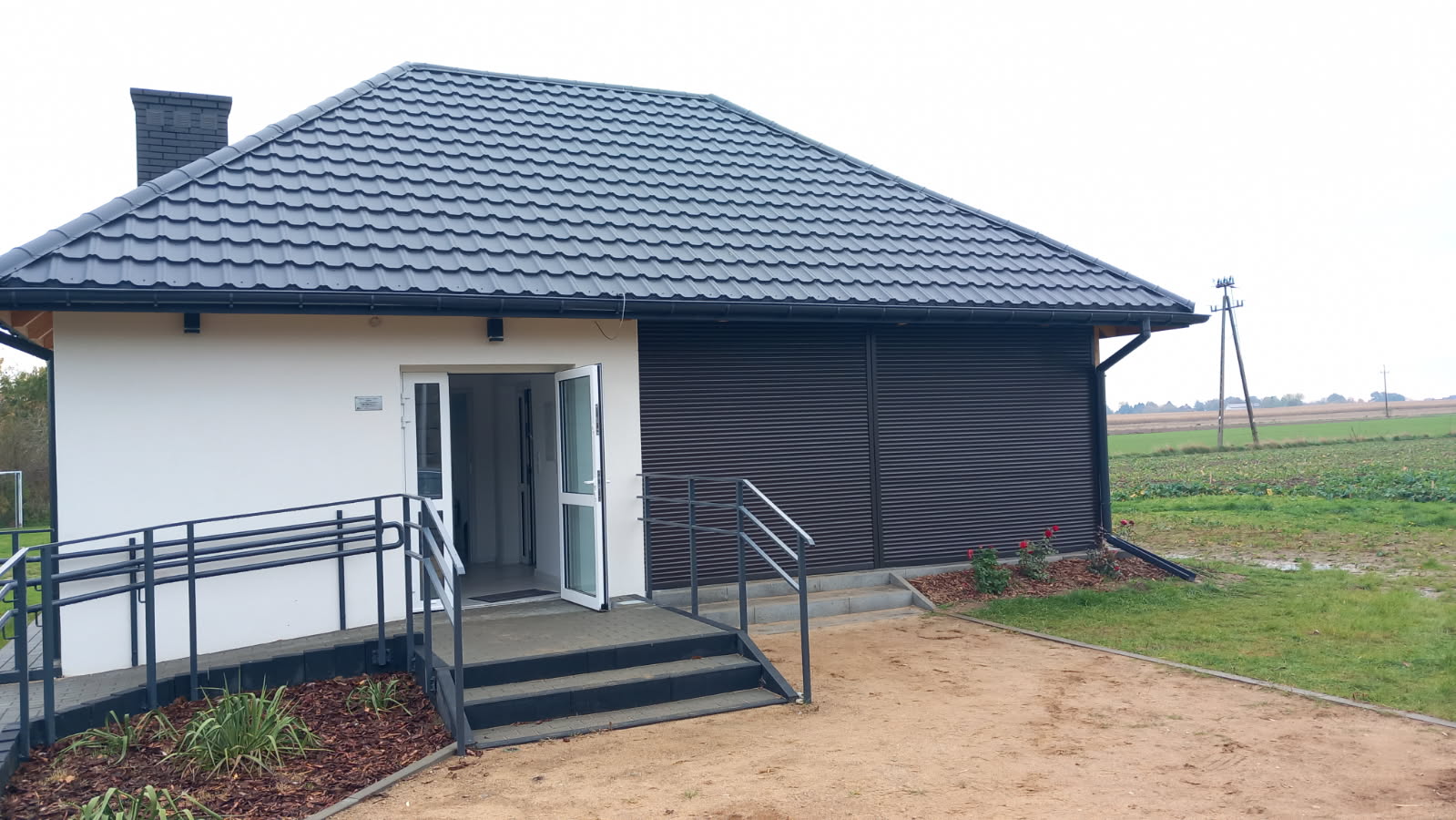 Dostawa i montaż rolet aluminiowych w świetlicy wiejskiej w  Wichorowie