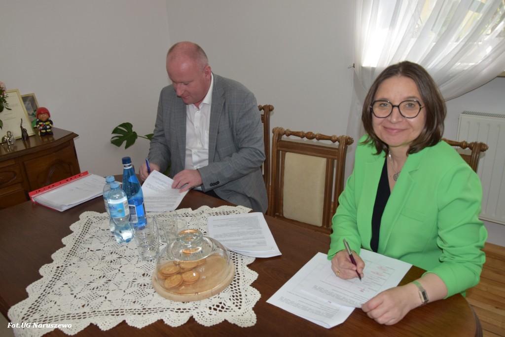 Podpisanie umowy na realizację zadania pn. „Budowa drogi gminnej w miejscowości Troski i Skwary, odcinek o długości 410 m”.