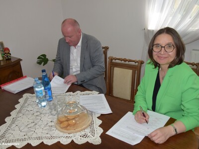 Podpisanie umowy na realizację zadania pn. „Budowa drogi gminnej w miejscowości Troski i Skwary, odcinek o długości 410 m”.