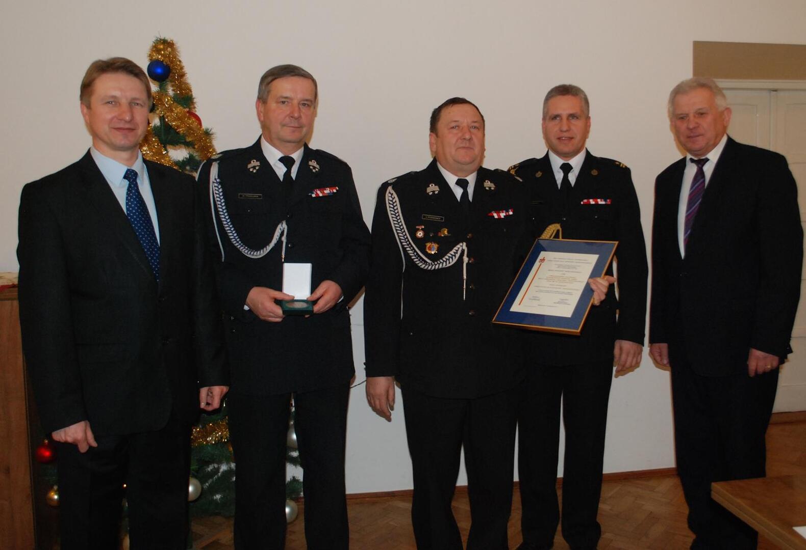 Przedstawiciele Powiatu Myślenickiego wraz z laureatami Tytuł Honorowy „Zasłużony dla Powiatu Myślenickiego”