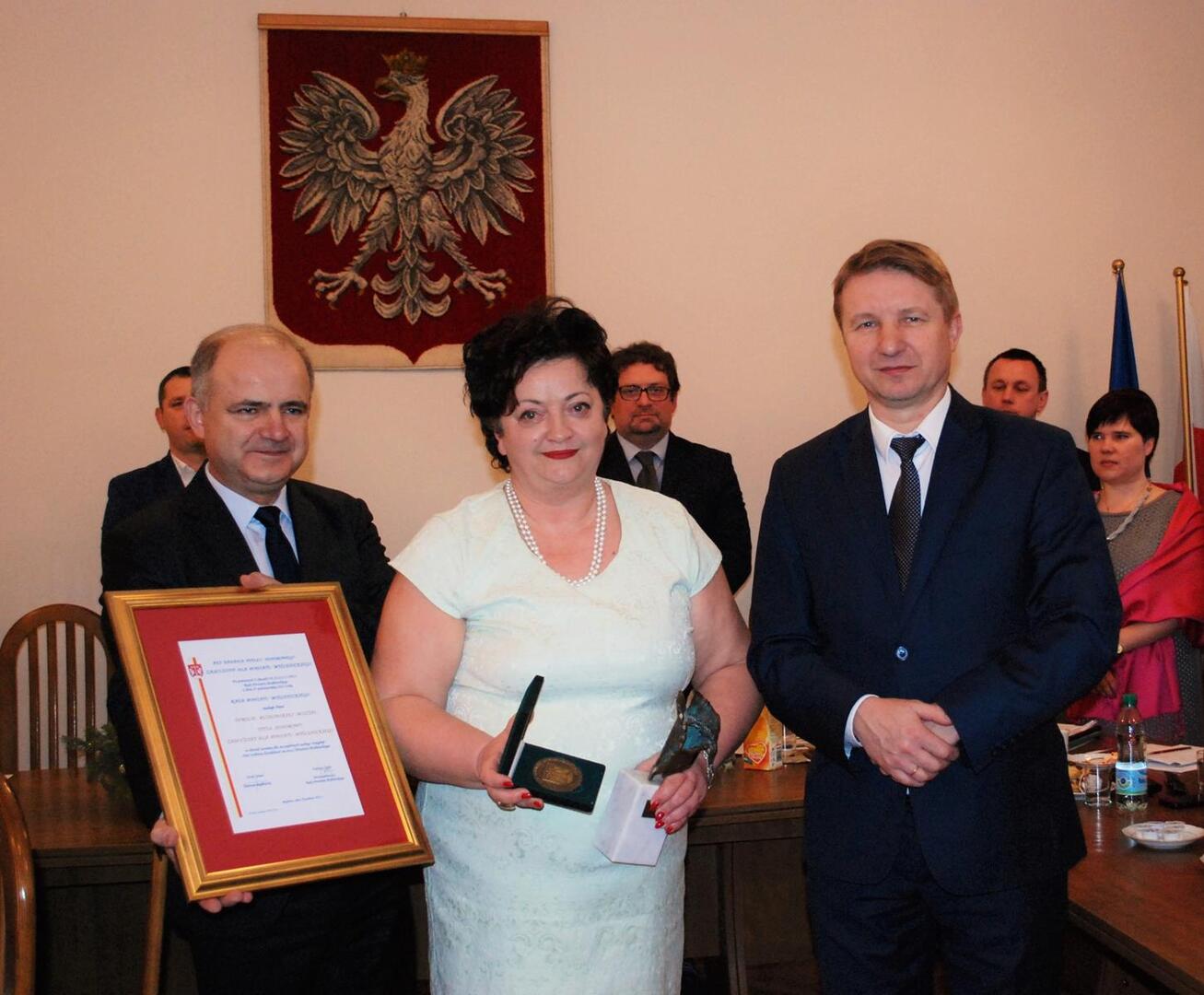 Przedstawiciele powiatów wraz z laureatką „Zasłużony dla Powiatu Myślenickiego”