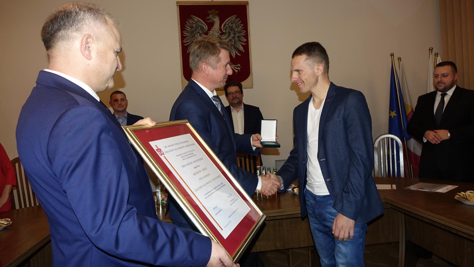 Przedstawiciele Powiatu Myślenickiego wręczają nagrodę laureatowi „Zasłużony dla Powiatu Myślenickiego”