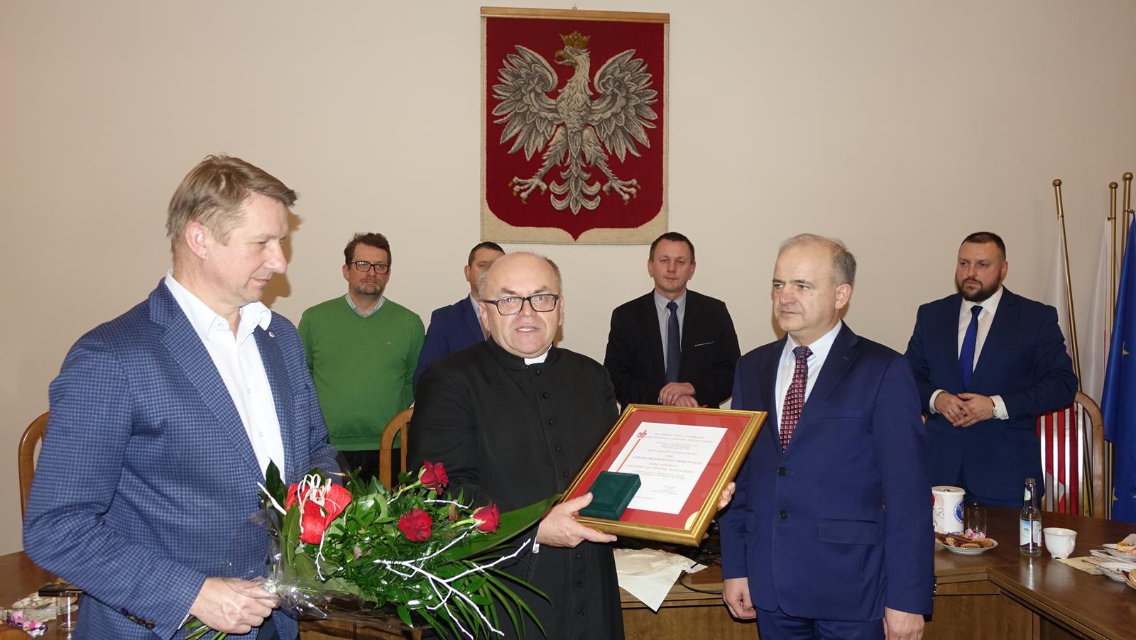 Na fotografii widoczni są przedstawiciele Powiatu Myślenickiego, wraz z laureatem „Zasłużony dla Powiatu Myślenickiego”