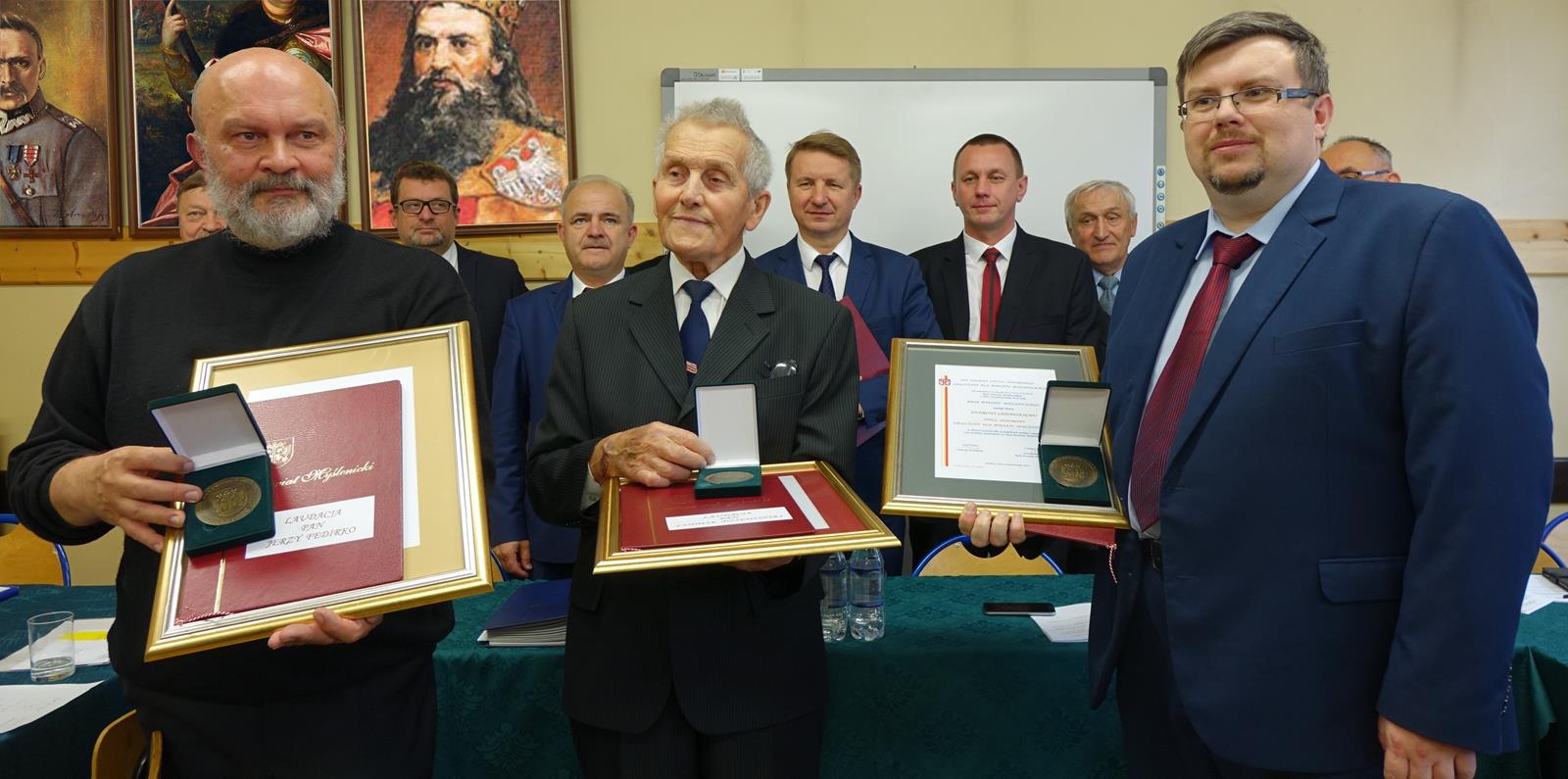 Na zdjęciu widoczni laureaci „Zasłużony dla Powiatu Myślenickiego”, w tle przedstawiciele Powiatu Myślenickiego