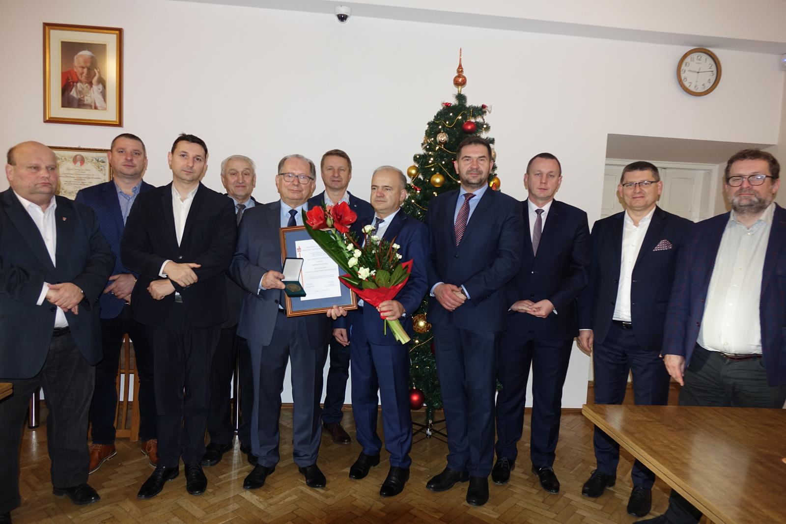 Na fotografii widoczni są przedstawiciele Powiatu Myślenickiego, wraz z laureatem „Zasłużony dla Powiatu Myślenickiego”