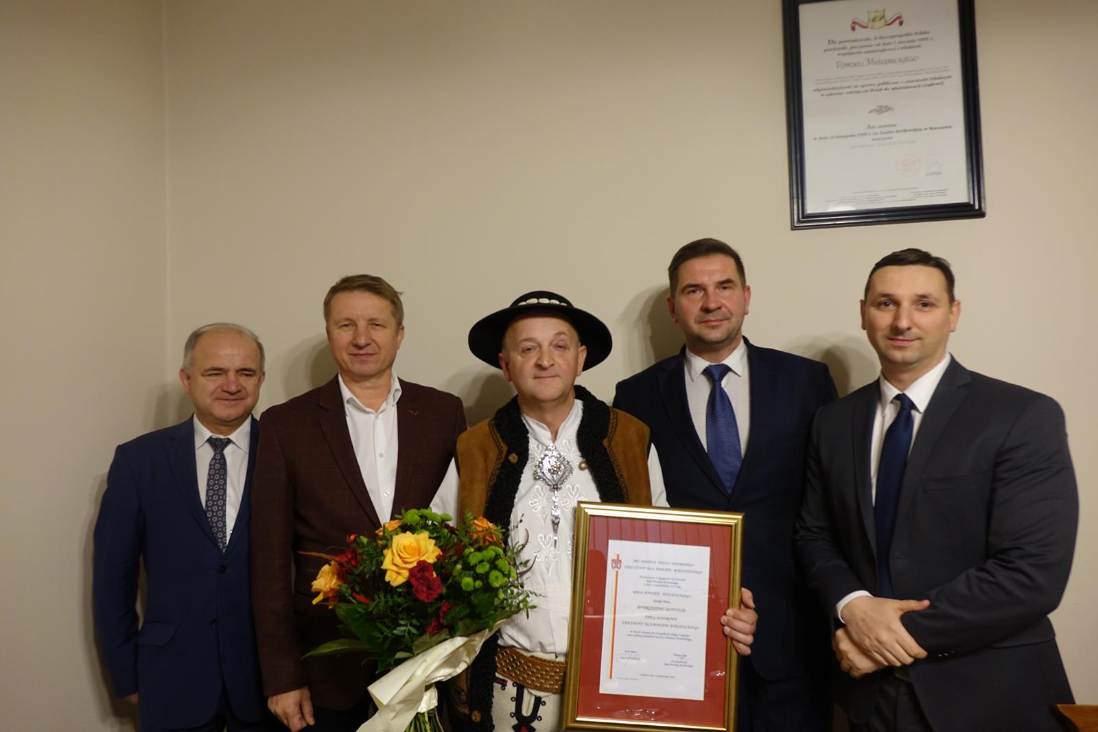 Na fotografii widoczni są przedstawiciele Powiatu Myślenickiego, wraz z laureatem „Zasłużony dla Powiatu Myślenickiego”