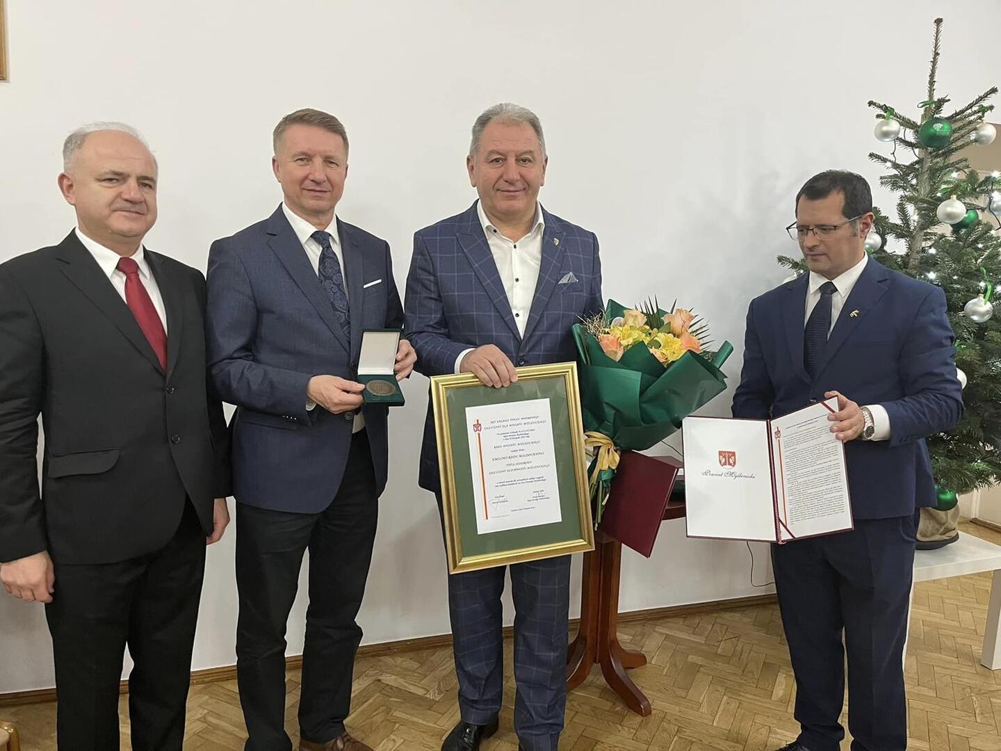 Na zdjęciu widoczni przedstawiciele Powiatu Myślenickiego, wraz z laureatami „Zasłużony dla Powiatu Myślenickiego”