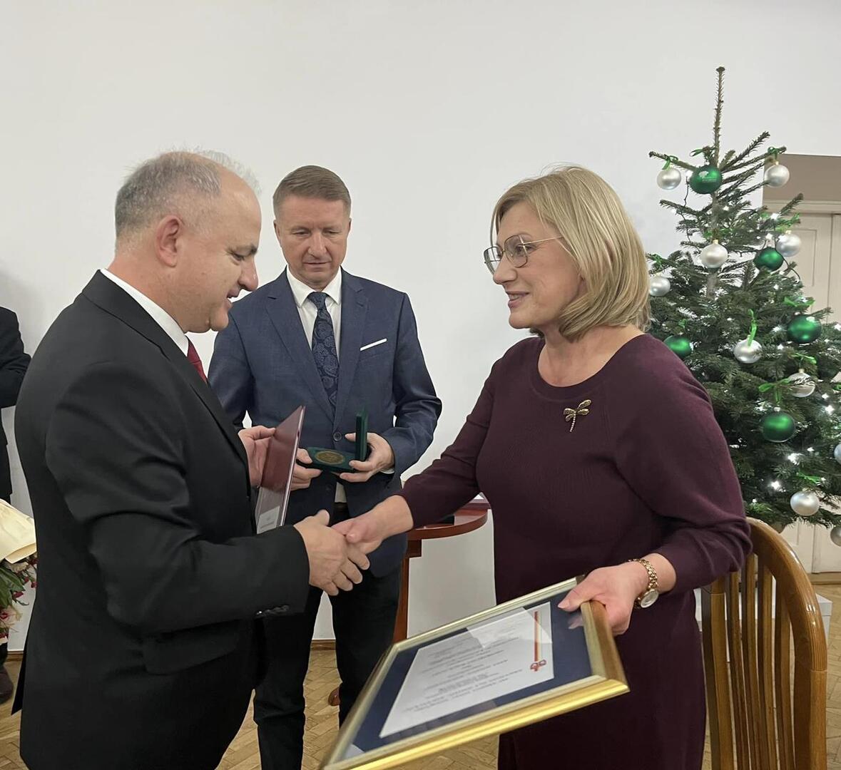 Na zdjęciu widoczni przedstawiciele Powiatu Myślenickiego oraz rodzina laureata.