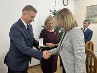 Na zdjęciu widoczny Starosta Powiatu Myślenickiego oraz rodzina laureata.