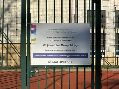 Tablica informująca o dofinansowaniu budowy bieżni i skoczni z programu MIRS