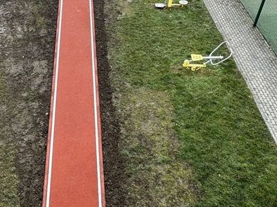 Widok z g&oacute;ry na skocznię w dal, siłownię zewnętrzną i fragment bieżni