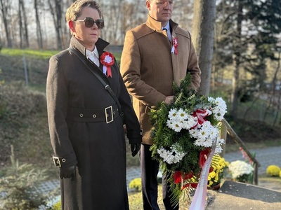 Na zdjęciu członkowie Zarządu Powiatu (od lewej Ewa Kęsek i Kamil Ostrowski) składają kwiaty na kopcu im. Józefa Piłsudskiego w Osieczanach