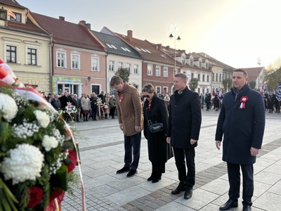 Zarząd Powiatu Myślenickiego (K. Ostrowski, E. Kęsek, J. Tomal, R. Kudas) składa kwiaty pod pomnikiem Niepodległości na Rynku w Myślenicach.
