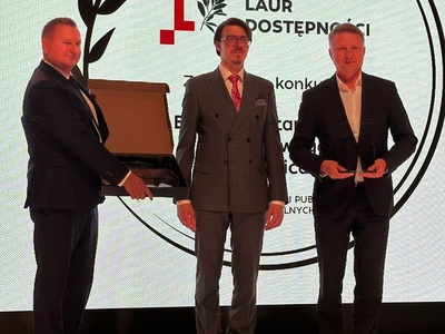 Starosta Myślenicki Józef Tomal odbiera nagrodę podczas 29. Wielkiej Gali Integracji