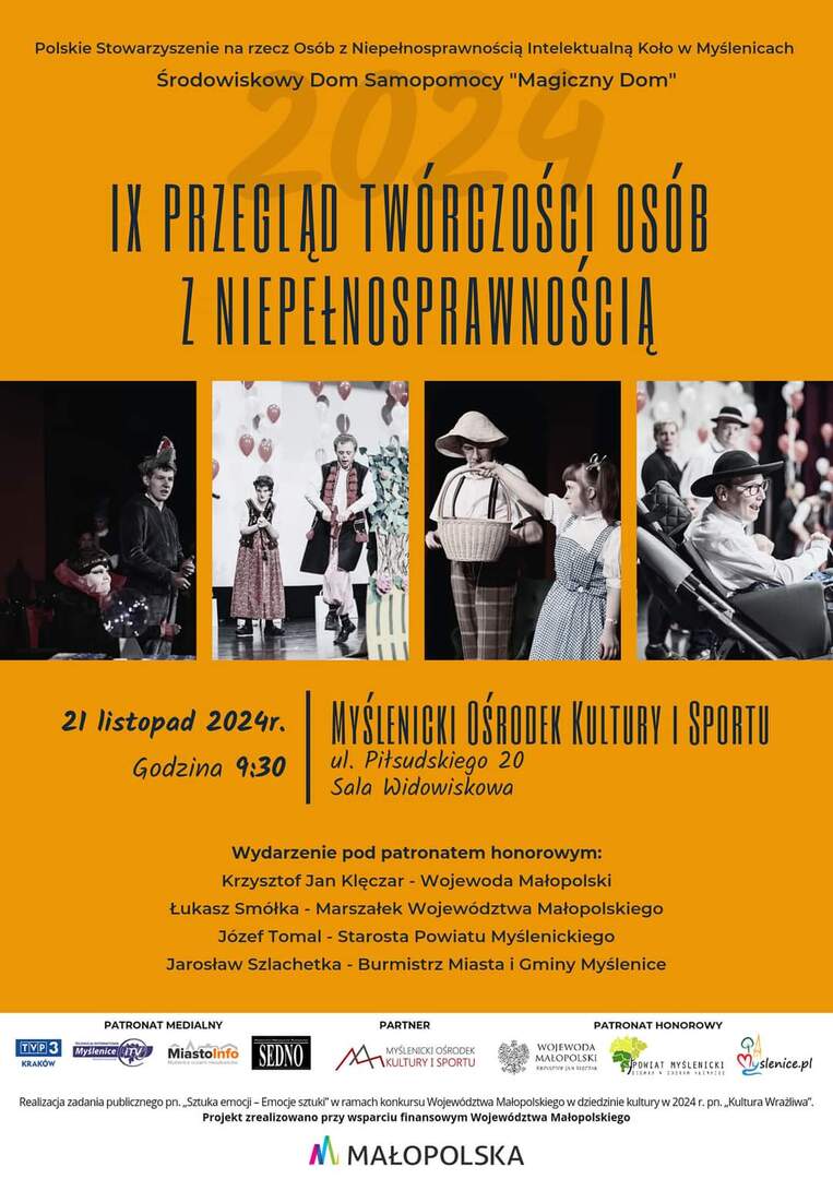 Plakat w pomarańczowych barwach z czterema zdjęciami występów scenicznych osób z niepełnosprawnościami. Szczegóły wydarzenia podane na dole.