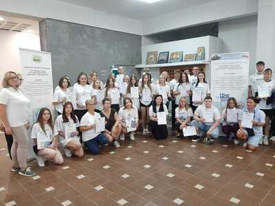Grupa uczniów z ZSOiZ Lubień wraz z opiekunami, trzymają w dłoniach certyfikaty.